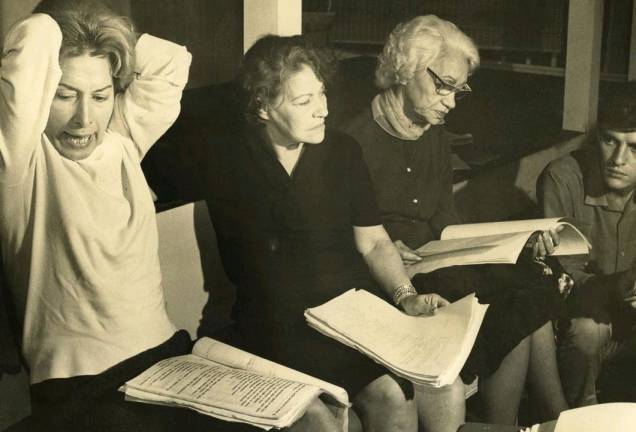Cleyde Yáconis, Elza Gomes, Antonia Marzullo e Ênio Gonçalves durante leitura da peça Toda Nudez Será Castigada, em 1965 Cleyde Yáconis, Elza Gomes, Antonia Marzullo e Ênio Gonçalves durante leitura da peça Toda Nudez Será Castigada, em 1965
