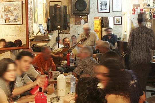 No bar do Cidão, os artistas tocam e cantam em clima descontraído