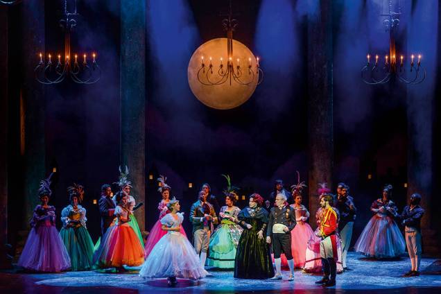 O elenco de 23 atores e oito bailarinos: conto de fadas com mensagem social em Cinderella