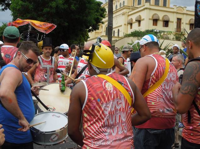 Som: bateria chama os foliões para a festa