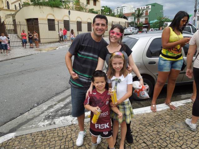 Adultos e crianças: Rodrigo Donato e Amanda Campregher levaram os sobrinhos para curtir a folia