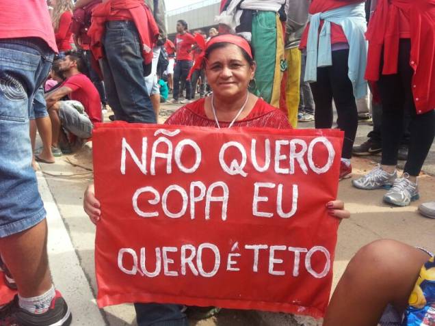 Sem-teto da ocupação Copa do Povo protesta em frente ao Itaquerão, na Zona Leste