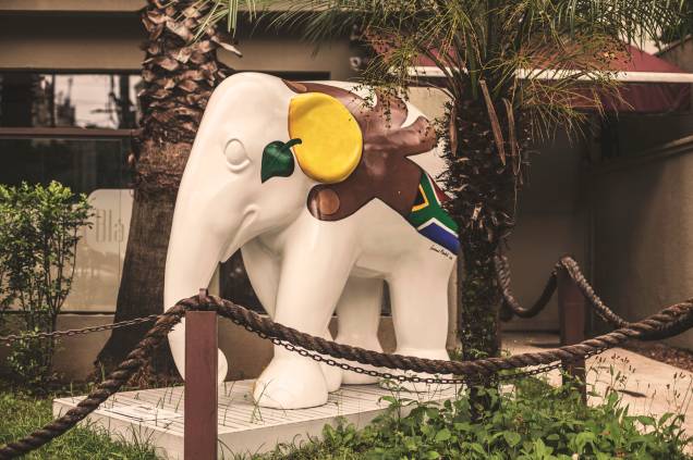 	O Elefante da Colheita: obra por Luciano Martins, no Blá Bar e Restaurante 