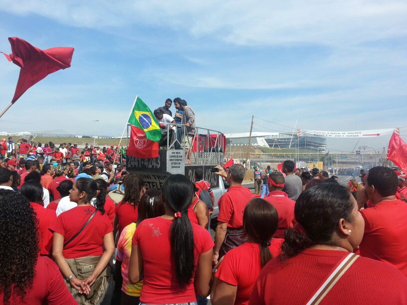 Concentração ao redor da chamada Arena Corinthians