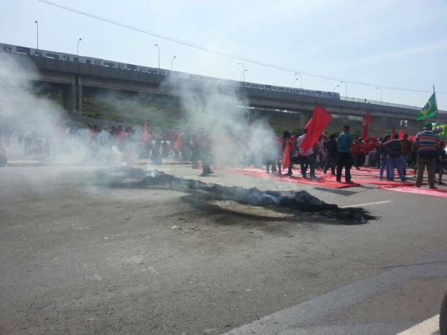 Barricadas com fogo perto do estádio