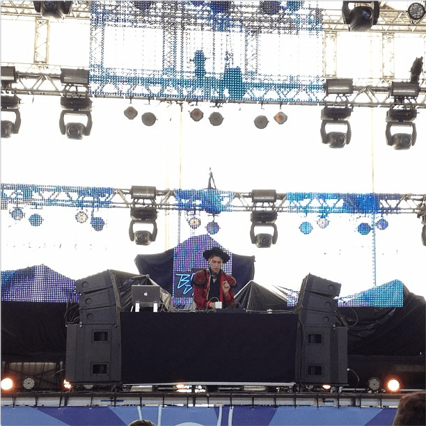 	No palco Perry, o DJ Boss in Drama dá início às apresentações do Lollapalooza nesta sexta