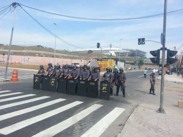 Tropa de choque protege a entrada do local que vai sediar a Copa do Mundo