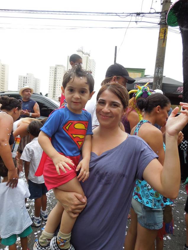 Super folião: Mariela Alvarenga e o filho Pietro vieram de Franco da Rocha para pular Carnaval