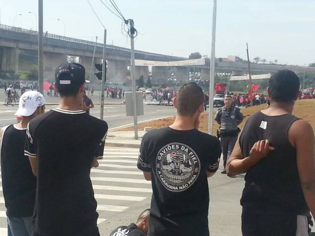 Torcedores do Corinthians observam protesto dos sem-teto em Itaquera