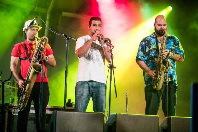 	A banda que acompanha o cantor Criolo no 2º dia do Lollapalooza 2013