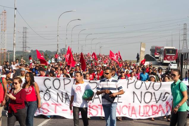 Protesto do MTST na Marginal Pinheiros, próximo à saída da ponte João Dias, na Zona Sul