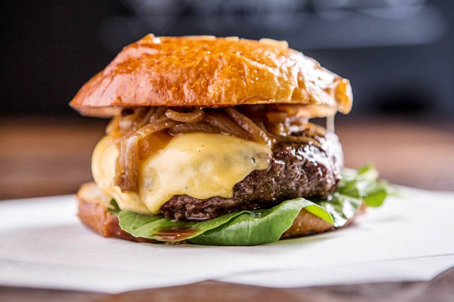 No Burger Table do Itaim: a sugestão que leva o nome da casa junta queijo prato, cebola caramelada e rúcula no pão com lâminas de amêndoa