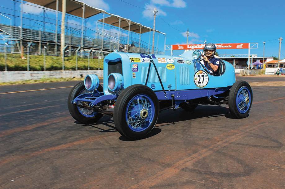 O Lincoln do Piquet: o ex-piloto domina a competição com seu modelo V8 de corrida