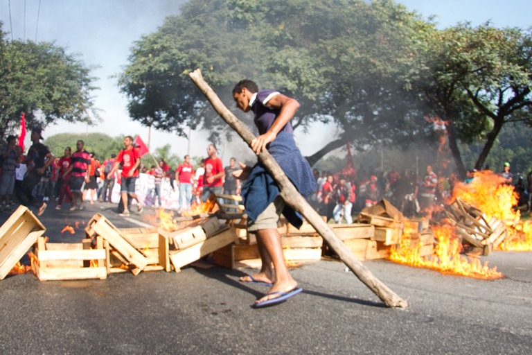 Barricada na Marginal Pinheiros, também na saída da ponte João Dias