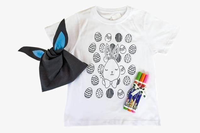 Camiseta infantil e canetinhas de tecido para colorir em embalagem temática: R$ 89,00