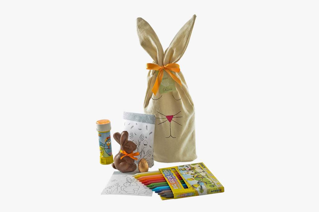 Sacola de pano com coelho de chocolate belga, bolinha de sab&atilde;o e desenho tem&aacute;tico para colorir com giz de cera: R$ 66,00