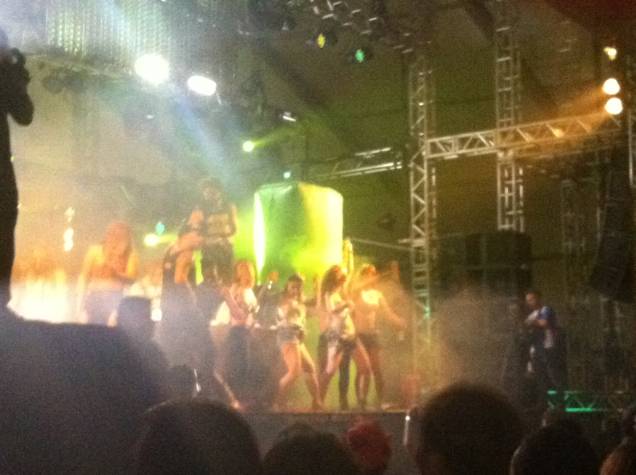 Garotas invadem palco em show de Major Lazer
