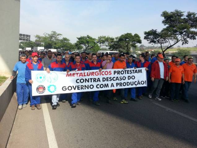 Metalúrgicos da Alstom também protestaram na Rua São Tito com a Marginal Tietê