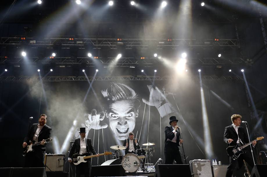 	The Hives: Roqueiros suecos subiram ao palco alguns minutos atrasados, vestindo fraque