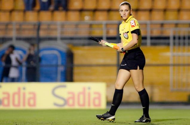 A bandeirinha Fernanda Colombo, da Federação Catarinense de Futebol