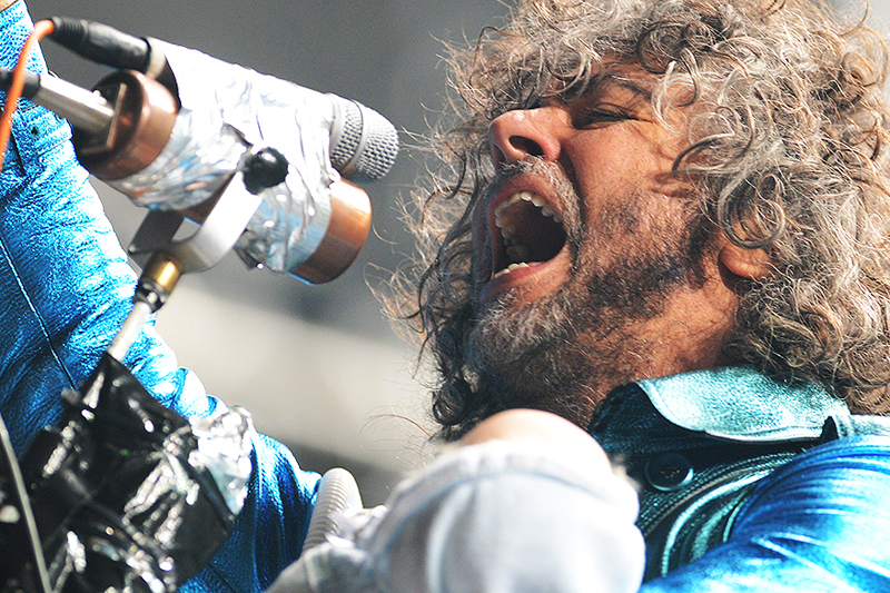 Flaming Lips: o vocalista Wayne Coyne de azul-cintilante