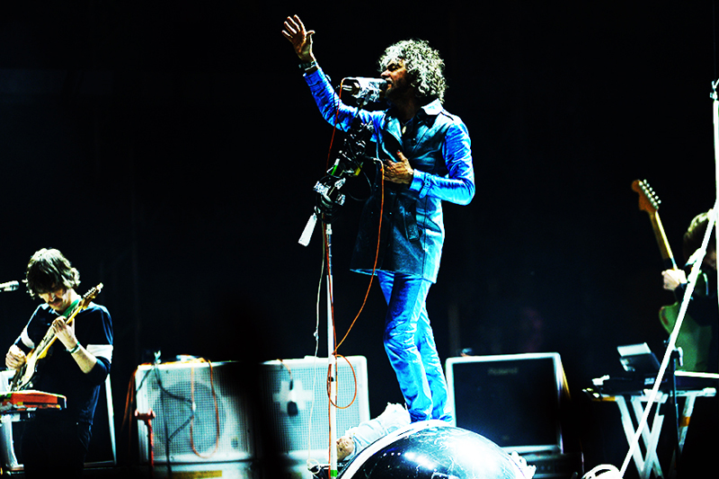 Flaming Lips: o vocalista Wayne Coyne de azul-cintilante