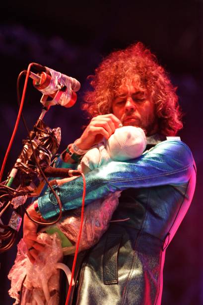 Flaming Lips: Wayne Coyne ninando um bebê de plástico