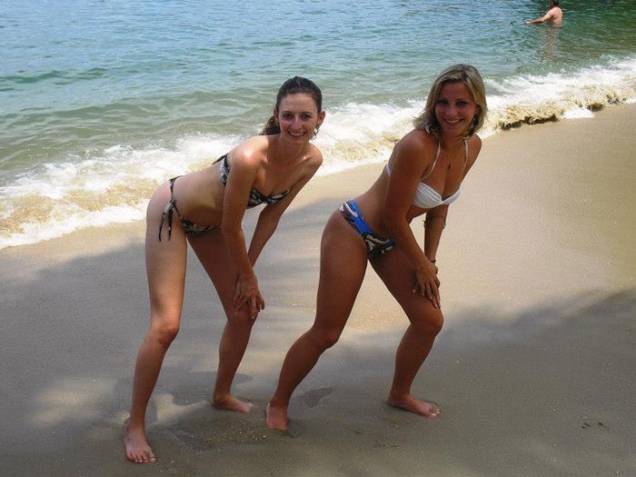 Em uma das fotos postada nas redes sociais, ela se diverte com amiga na praia