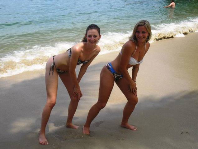 Em uma das fotos postada nas redes sociais, ela se diverte com amiga na praia Em uma das fotos postada nas redes sociais, ela se diverte com amiga na praia