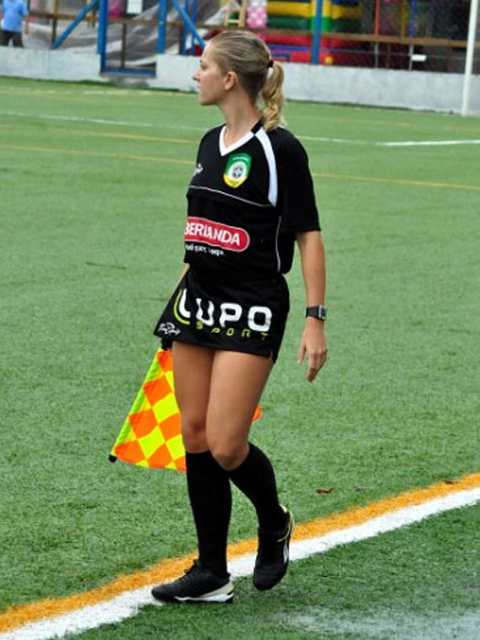 Após algumas falhas de arbitragem, ela tem evitado falar sobre futebol Após algumas falhas de arbitragem, ela tem evitado falar sobre futebol