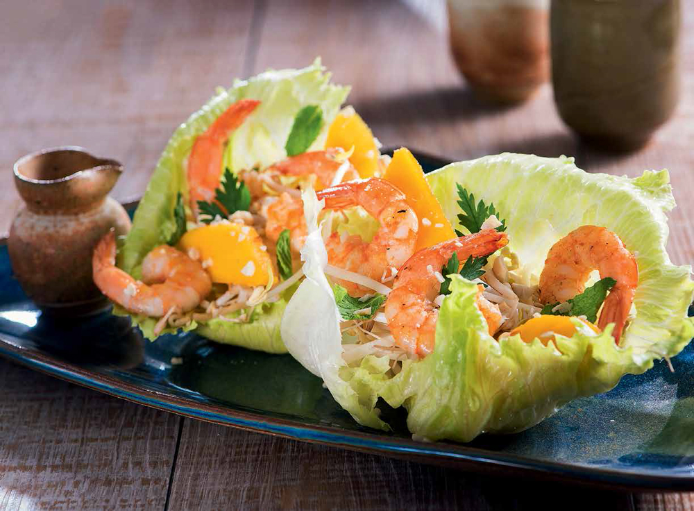 Aprenda a preparar a salada de camarão com manga estilo thai da Jiang