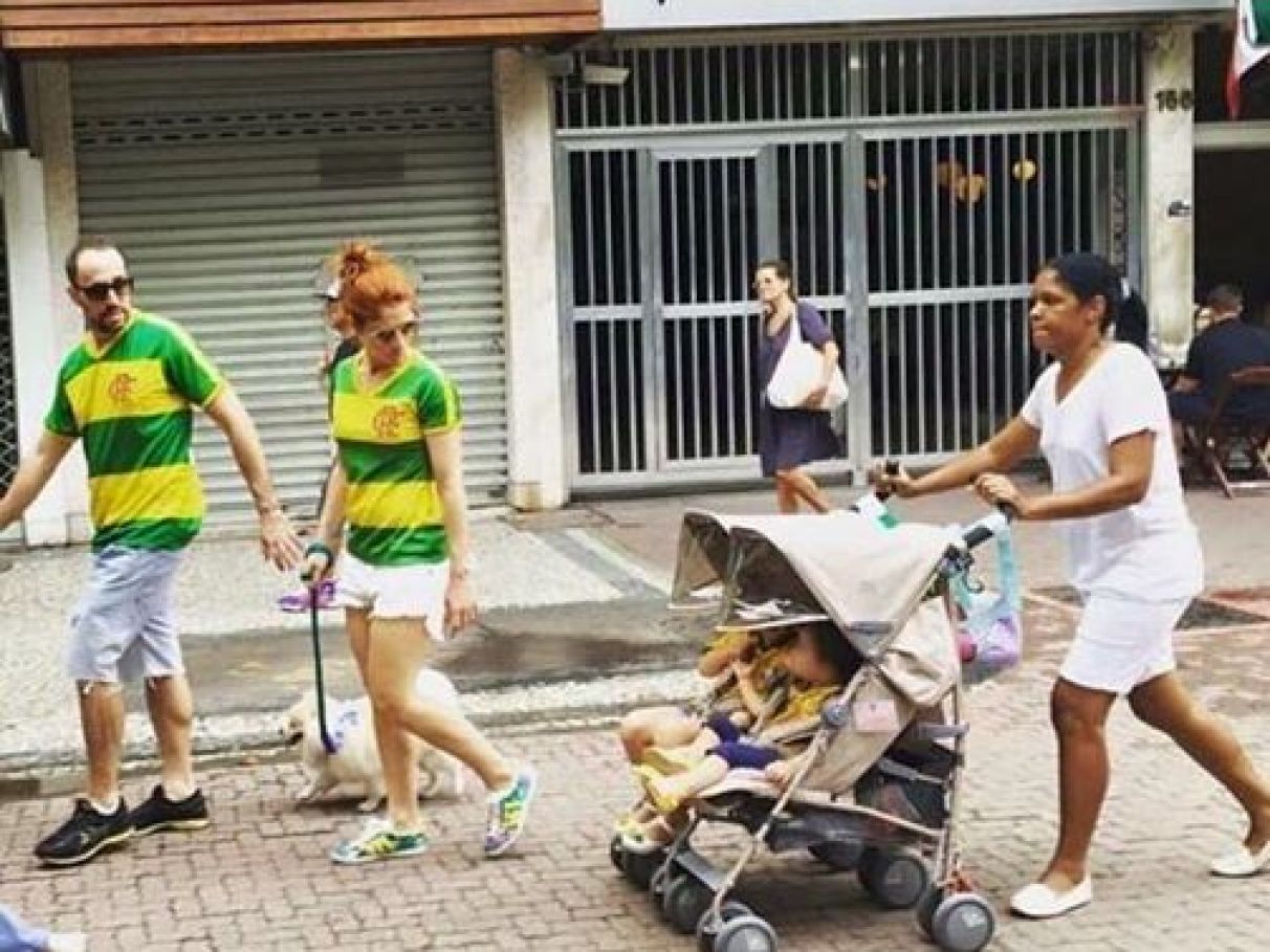 Babá de foto polêmica defende uso de uniforme | VEJA SÃO PAULO