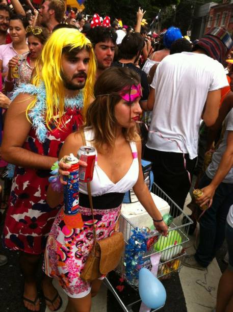 Foliões fantasiados encheram a rua