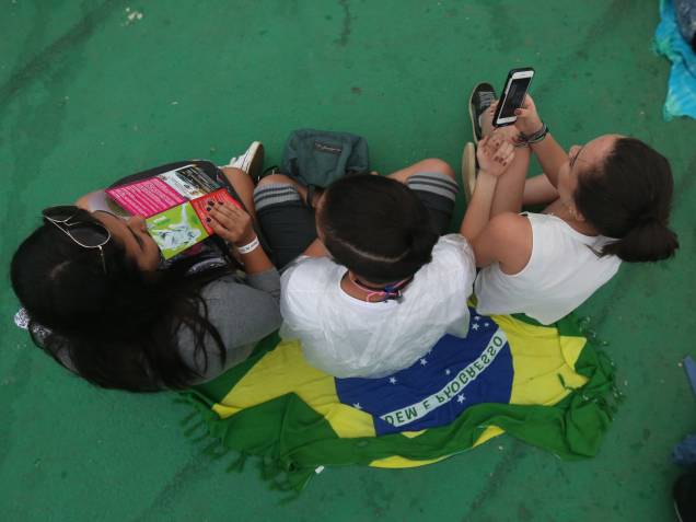 No domingo: alguns visitantes do Lolla se manifestaram com bandeiras do Brasil