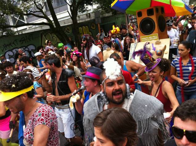 No bloco, marchinhas de carnaval e músicas autorais do João Capota na Alves