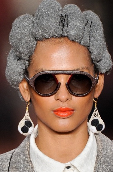 	Ronaldo Fraga: modelos usam peruca de bombril em desfile
