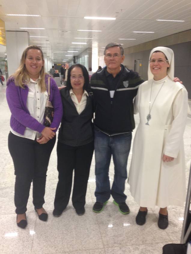 	Eliana Tavares Pereira com os pais e a irmã: falta de sinalização atrapalhou na hora do desembarque