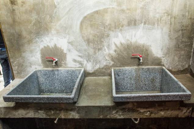 Espaço do Desmanche: pias de concreto dão o ar de pátio de desmanche nos banheiros