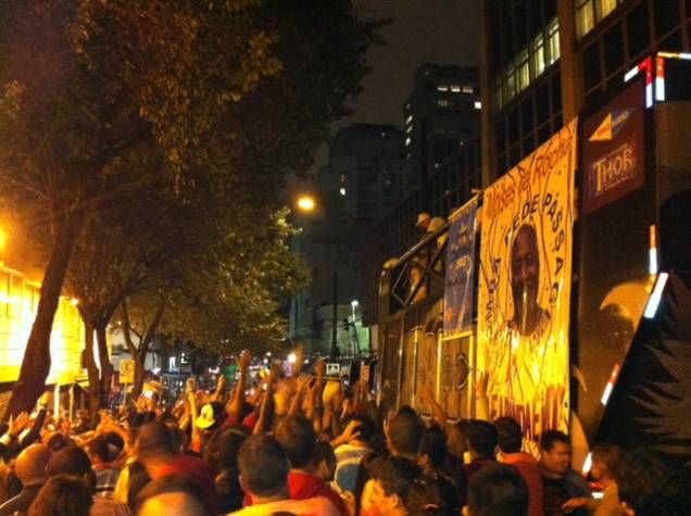 Multidão ganhou camisetas e cerveja de graça no bloco