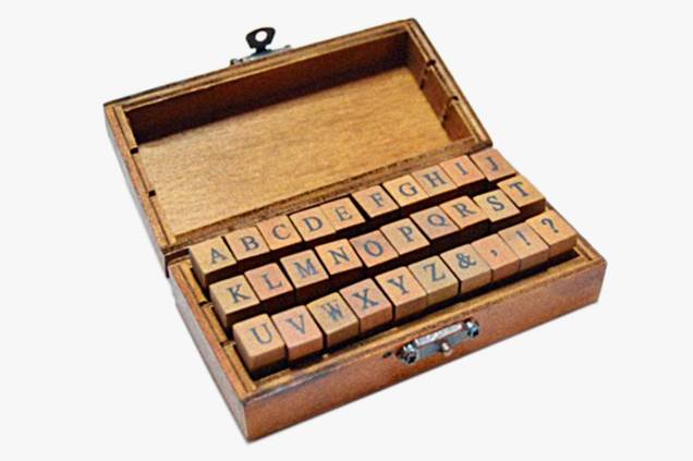 Caixa de madeira com carimbos das letras do alfabeto: R$ 40,00