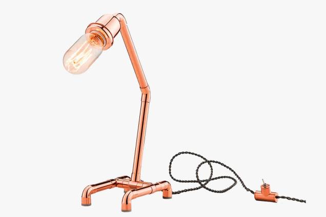 Luminária de mesa de cobre (R$ 399,00) e lâmpada de filamento (R$ 99,00).