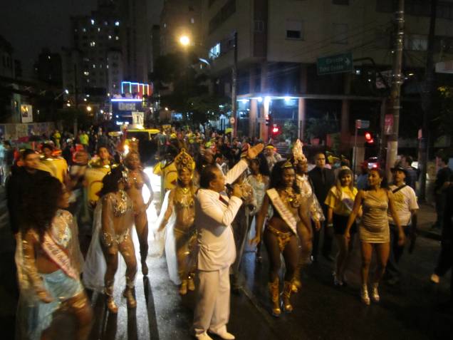 Candinho, ao centro, de branco, anima o público entre musas e princesas da Banda