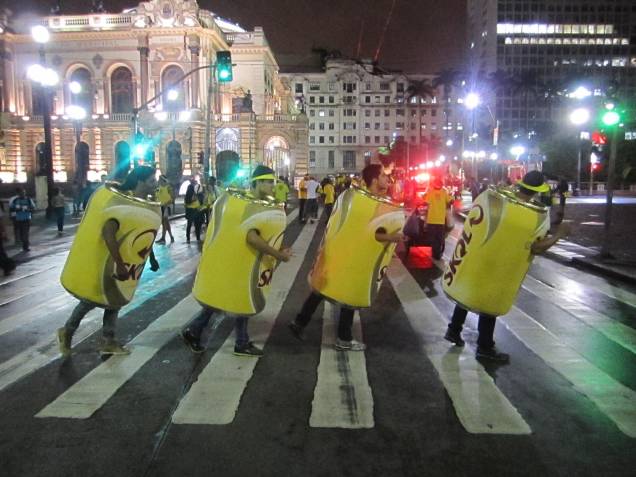 Grupo fantasiado de lata de cerveja faz graça em frente ao Teatro Municipal