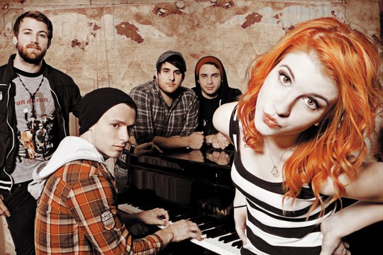Pesado e pop: com guitarras e pianos, som da banda é versátil Pesado e pop: com guitarras e pianos, som da banda é versátil