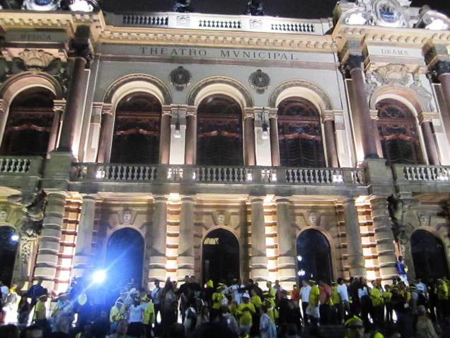 Na metade do percurso, o bloco fez uma pausa no Teatro Municipal, cujas escadas foram tomadas pela multidão