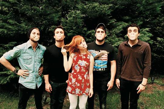Rock de saias: beleza de Hayley atrai f&atilde;s para o Paramore