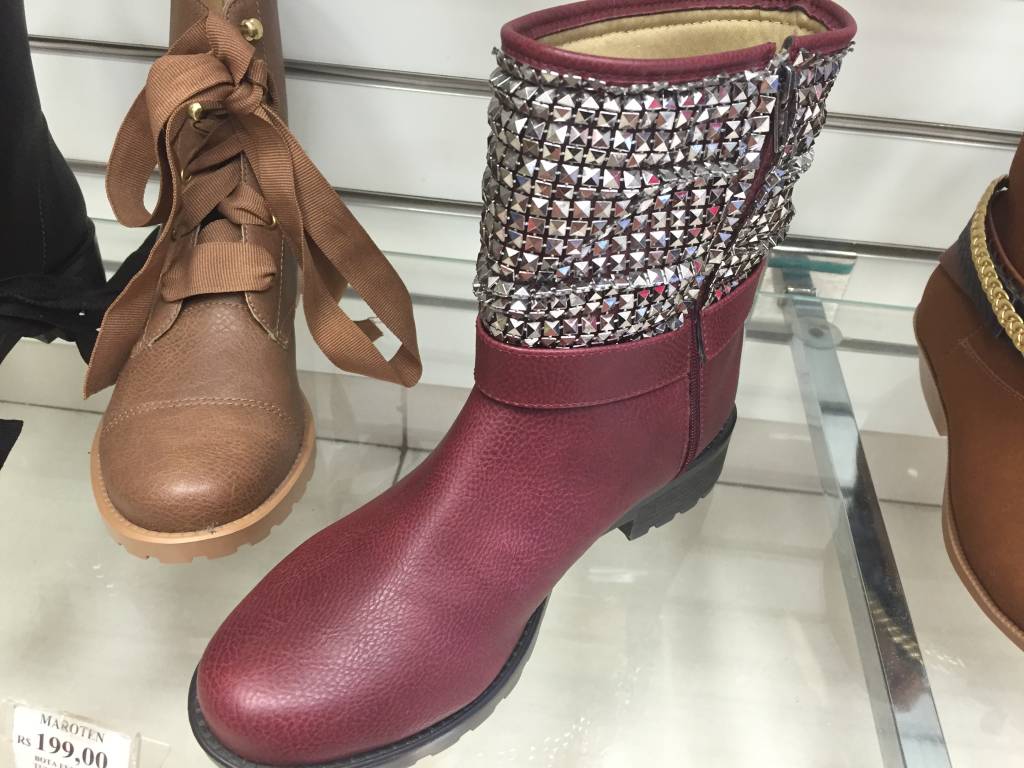 Bota com tachos (de 199 reais por 99,50 reais)