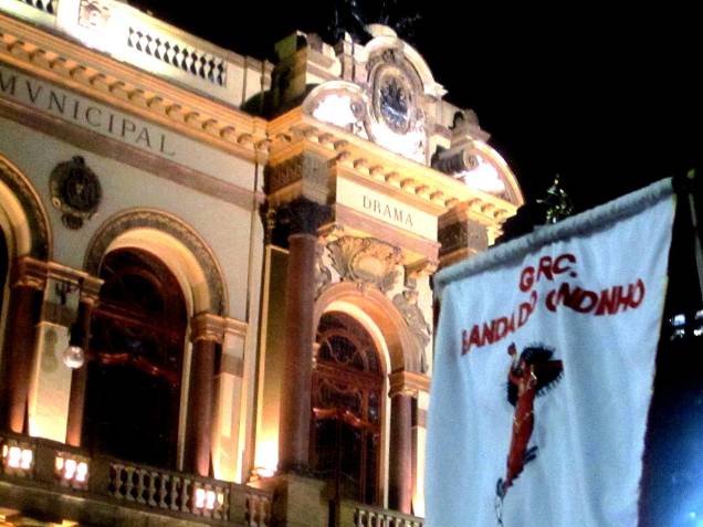 Detalhe da bandeira do Bloco do Candinho, durante pausa no Teatro Municipal