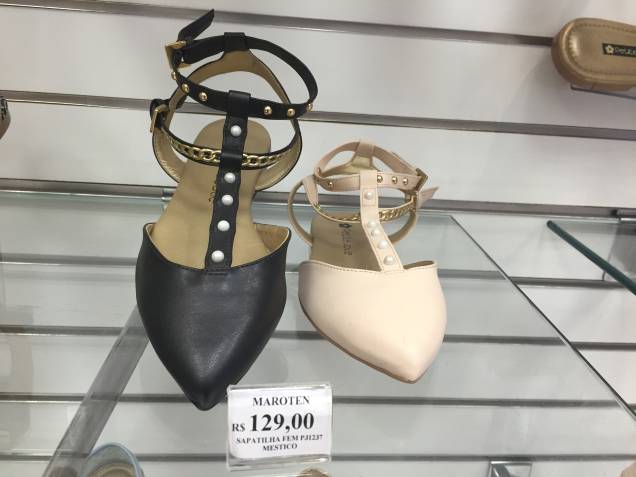 Sandália com tachos (de 129 reais por 64,50 reais) Sandália com tachos (de 129 reais por 64,50 reais)
