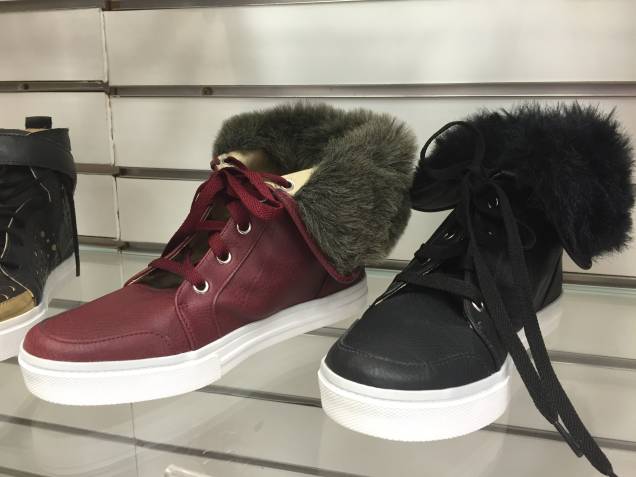 Tênis com pelos (de 169 reais por 84,50 reais) Tênis com pelos (de 169 reais por 84,50 reais)